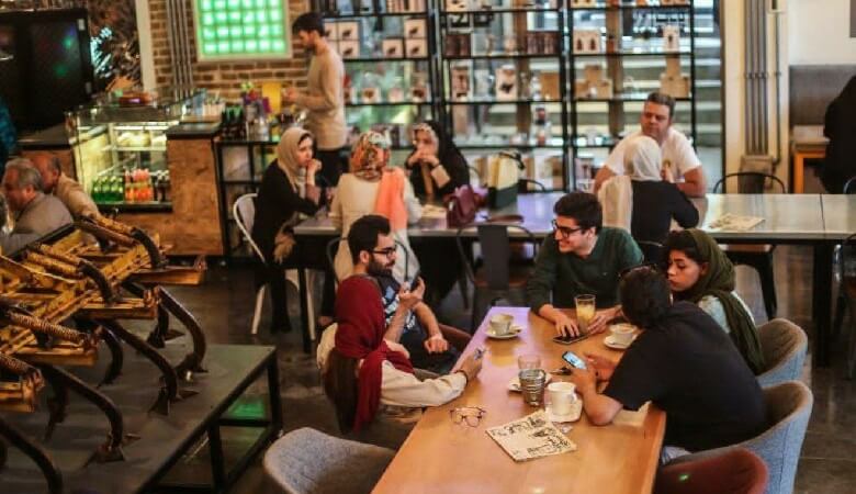 عکس/ یک کافه در تهران صحبت به زبان فارسی را ممنوع کرد!