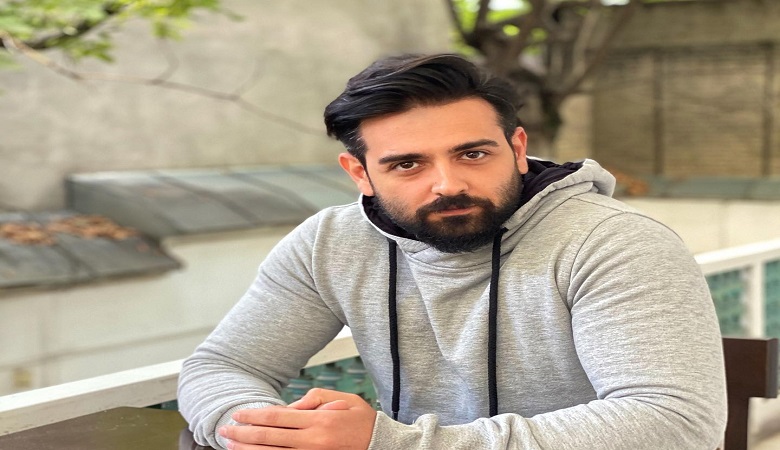 تقلید ناشیانه “امیر حسین آرمان” از ژست های گلزار/ عکس