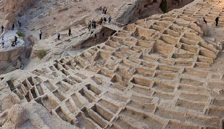 تصاویر/ قبرستانی در ایران که در آن بر مرده‌ها خاک نمی‌ریزند!