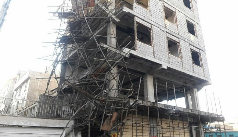 ویدئو/ ریزش دربست و محافظ ساختمان نیمه کاره بر سر مردم