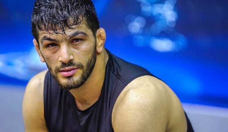 عکس/ حسن یزدانی بی‌اعتنا به قهرمانی و مدال‌هایش!