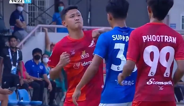 ویدئو/ حرکات وحشیانه بازیکن فوتبال که منجر به محرومیت مادام العمر شد!