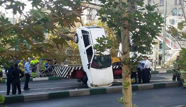 ویدئو/ چپ شدن عجیب یک پراید در مرکز شهر شلوغ کرج!