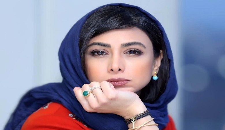 پوشش جالب “آزاده صمدی” هنگام بازی بیلیارد/ عکس