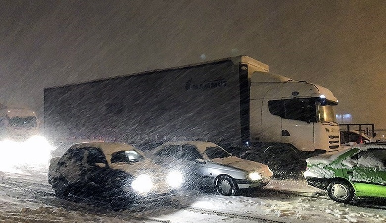 ویدئو/ برف و بوران در جاده‌ها سفرهای نوروزی را مختل کرد!