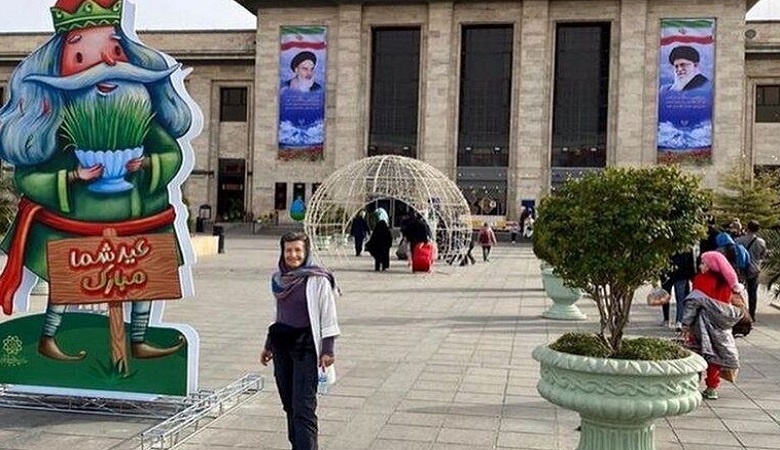 نوروزگردی خانم سفیر در خیابان ولیعصر تهران سوژه شد/عکس