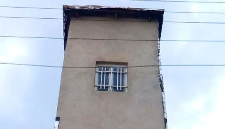 ویدئو/ خانه باریک بدون ستون با کوچکترین ضربه تخریب شد!