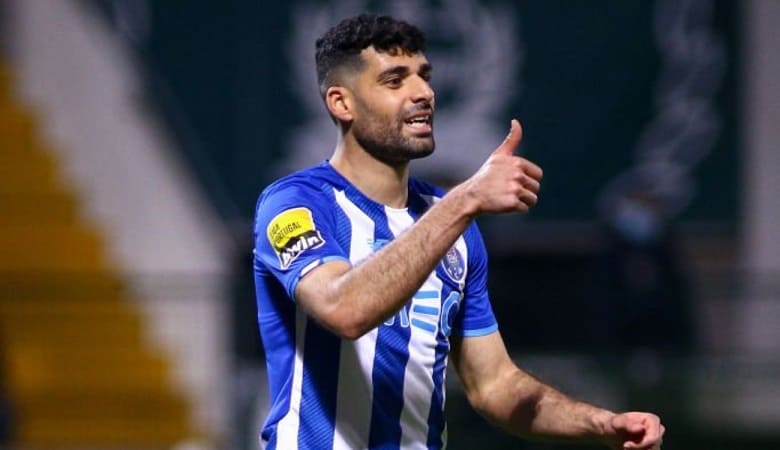 عکس/ تماشاگران به مهدی طارمی بطری و صندلی پرتاب کردند!