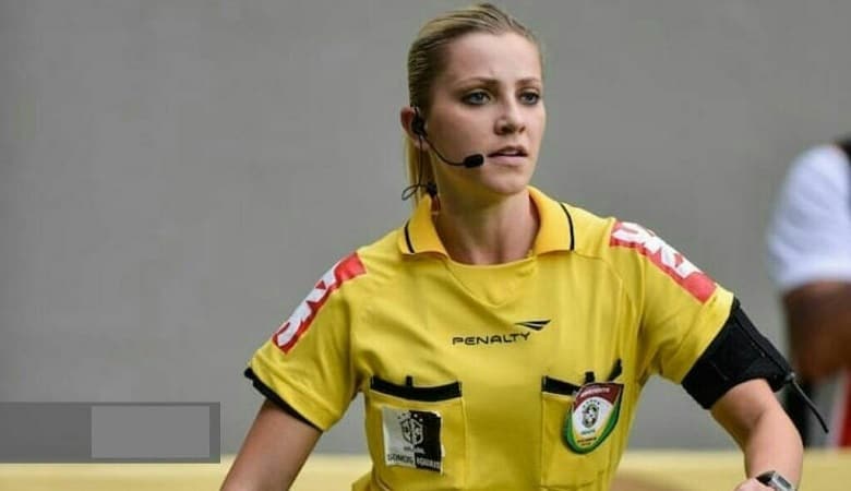 ویدئو/ برخورد زشت و توهین‌آمیز مربی فوتبال با داور زن!