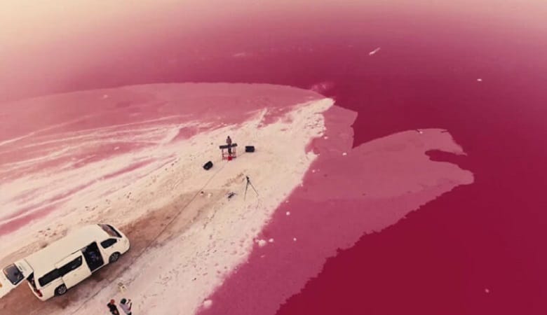 ویدئو/ گیر افتادن مسافران در دریاچه نمک!