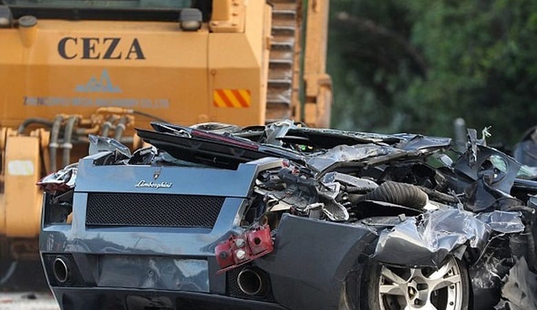 ویدئو/ ماشین‌های متخلف توسط بیل مکانیکی پلیس له شدند!