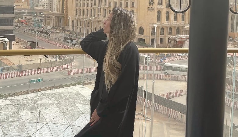 عکس/ همسر مدافع استقلال از دست داور خیلی عصبانی است!