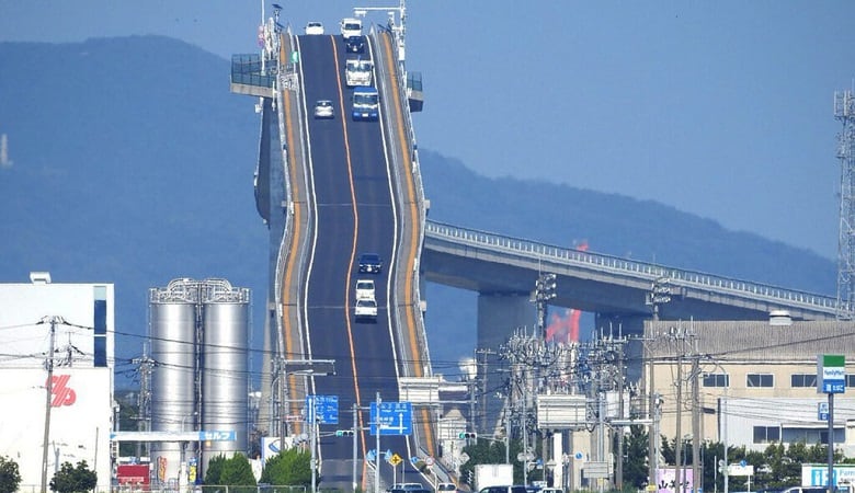 تصاویر/ چه چیزی این پل را ترسناک‌ترین پل ماشین رو جهان کرده است؟