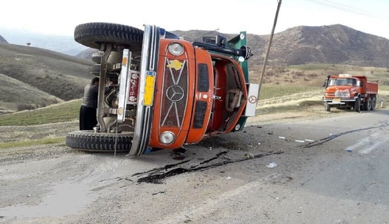 ویدئو/ کامیون حمل هندوانه که توسط افراد خیر چپ شد!