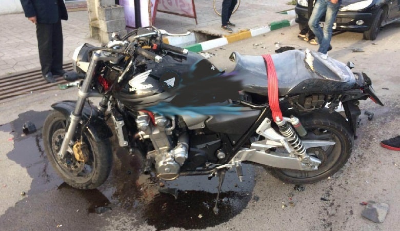 ویدئو/ پرتاب سنگی که به سادگی جان موتورسوار بدشانس را گرفت