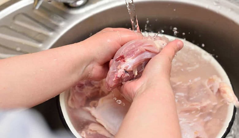 با این روش هم مرغ را بهداشتی بشویید هم غذایتان را خوشمزه کنید!