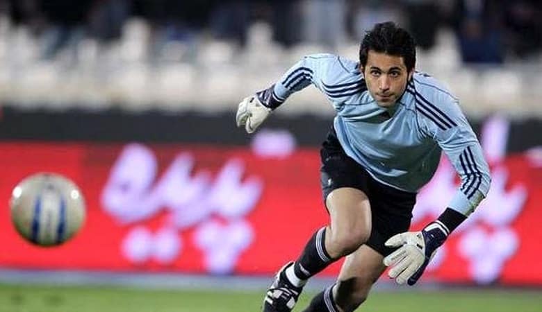 ماجرای پرتاب پیراهن توسط علی کریمی به صورت دروازه بان پرسپولیس صحت داشت؟