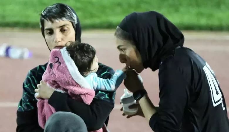 عکس/ فوتبالیست بانوی ایرانی وسط بازی به فرزندش شیر داد!