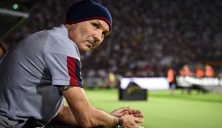 تصاویر/ تیم سری آ با اتوبوس به عیادت مربی شان رفتند!