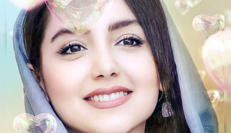 ویدئو/ ژستهای عجیب نازنین بیاتی رو به روی عکاسان!