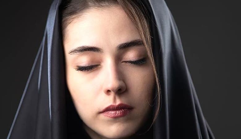 ویدئو/ غافلگیری خانم بازیگر با کیک ویژه در پشت صحنه سریال