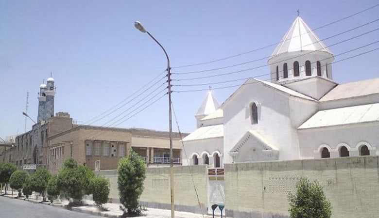 در کدام شهر ایران مسجد و کلیسا دیوار به دیوار هم قرار دارد؟