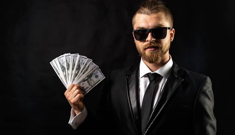 چرا زنان زیبا جذب مردان پولدار می شوند؟