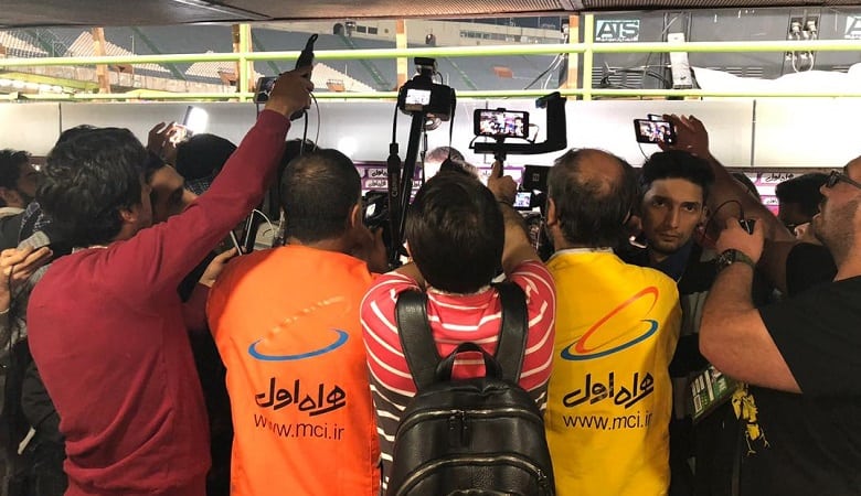 عکس/ دختری که در ورزشگاه آزادی چشم‌ها را خیره کرد!