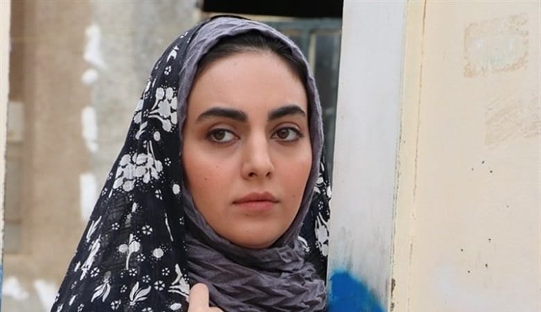 عکس/ تیپ خاص دیگری از مهشید جوادی بچه مهندس با کلاه!