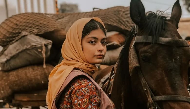 ویدئو/ ساز زدن گل نسا جیران در پشت صحنه سریال!