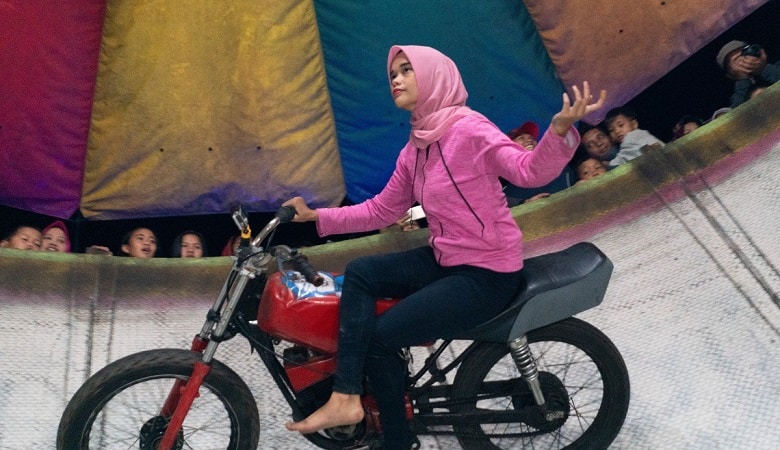 ویدئو/ دختر شجاع موتورسوار چگونه بر جاذبه پیروز شد؟!