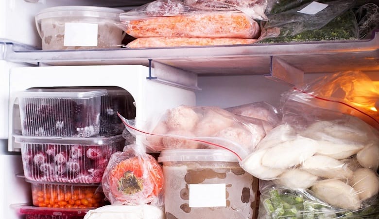 به این دلایل مواد غذایی را با کیسه فریزر منجمد نکنید!