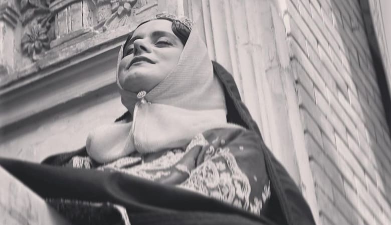 ویدئو/ ناهمخوانی کفش کتانی و لباس قاجاری خانم بازیگر در نمایی از جیران!