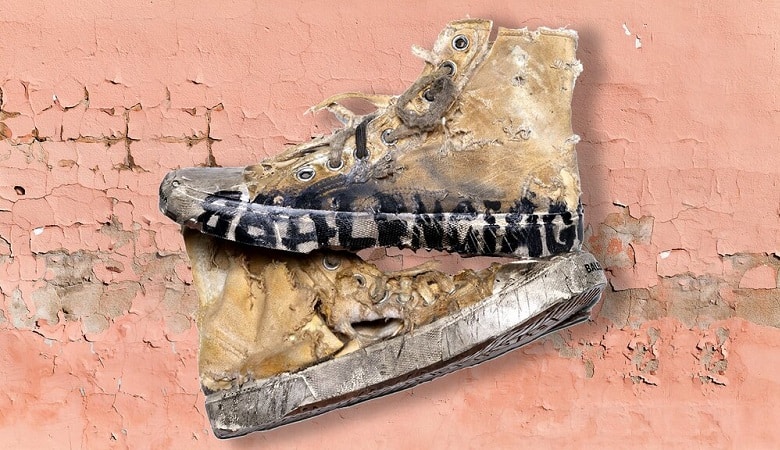 تصاویر/ کفش ۵۶ میلیونی که در سطل آشغال پیدا شد!