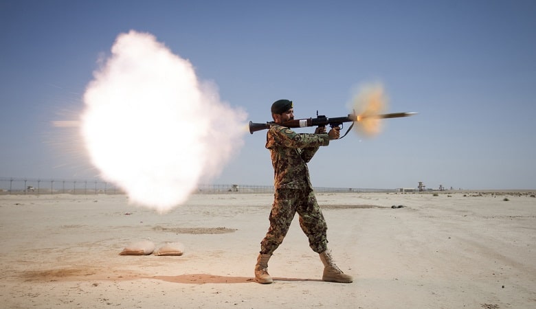 ویدئو/ مردی که با آرپیجی ماهیگیری میکرد بازداشت شد!