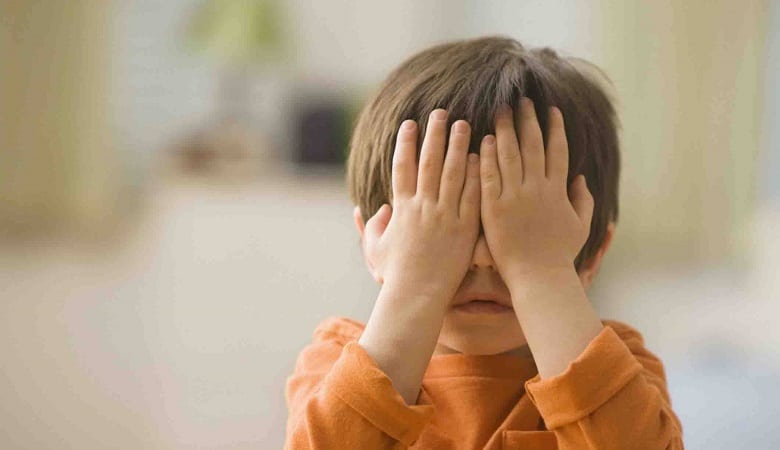 چه رفتار و حرف‌هایی کودکان را مضطرب یا خجالتی می‌کند؟