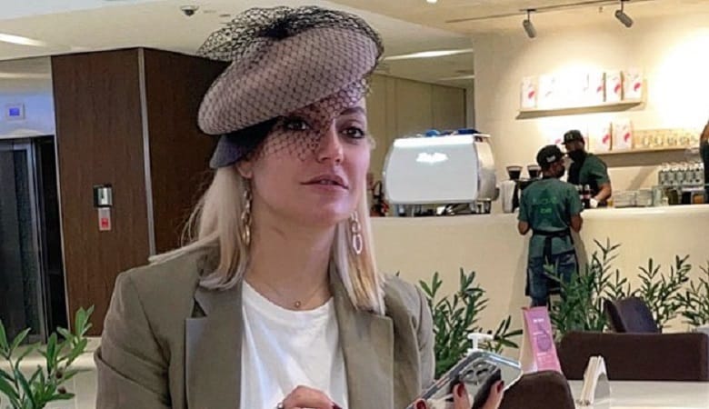 گردش “مهناز افشار” با چکمه های باغبانی/ عکس