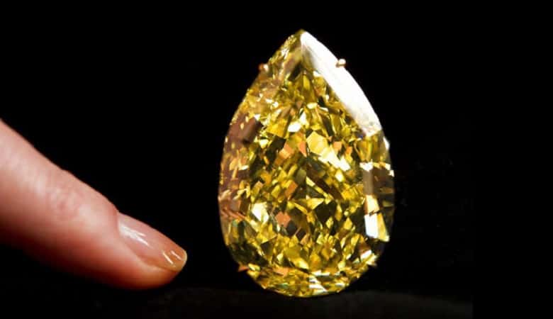 ویدئو/ دختری که جای اشک از چمانش الماس می‌آید!