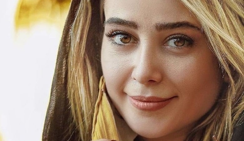 عکس/ استایل گنگ طور الناز حبیبی در کافه