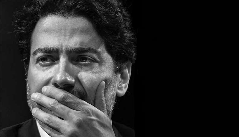 ویدئو/ همایون شجریان در کنسرتش با دیدن یک عکس احساساتی شد