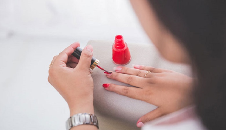 عوارض سمی “لاک ناخن” که شوکه تان می کند!
