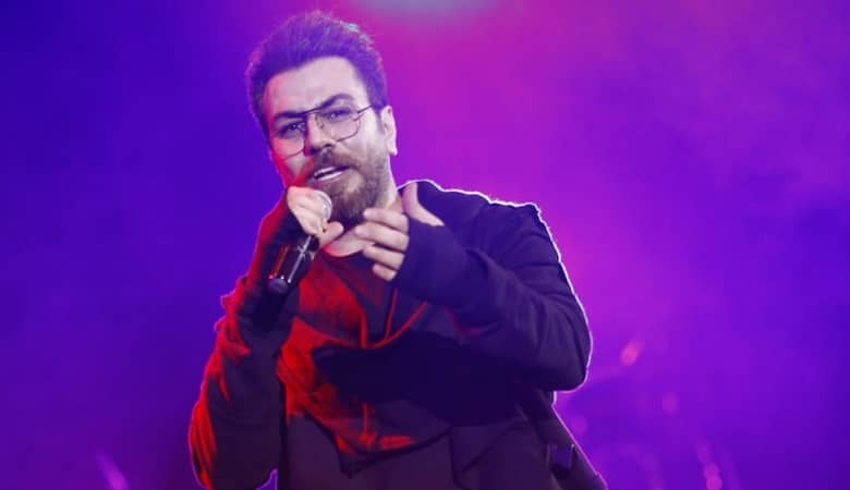 دهن کجی و توهین زننده خواننده معروف به یکی از هوادارانش!