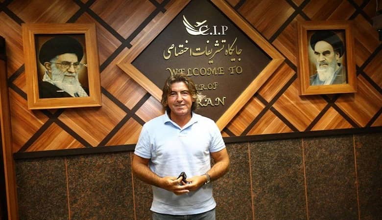 عکس/ استقبال عجیب از ورود سرمربی جدید استقلال به کشور!