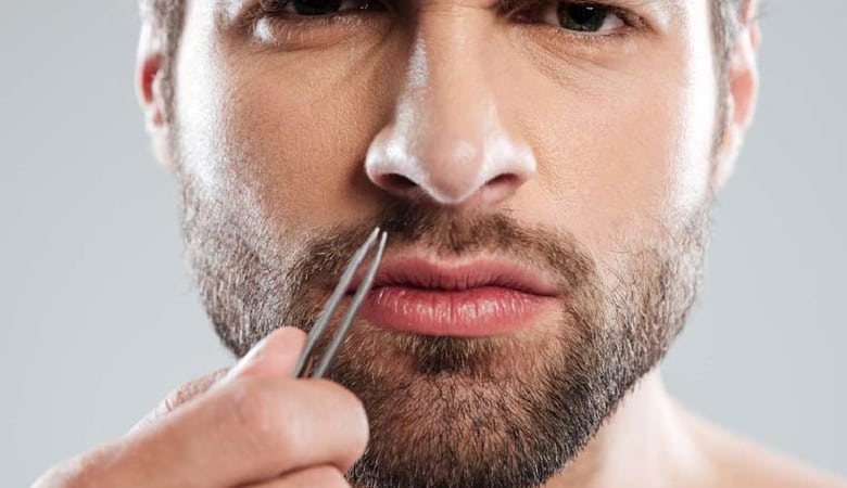 چند دلیل برای این که موی بینی را نباید از ریشه کند!