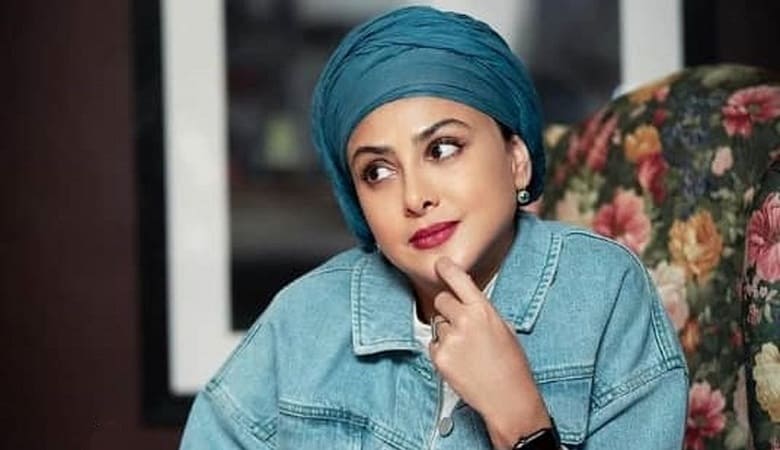 عکس/ تیپ ساحلی آزاده صمدی کنار دریا