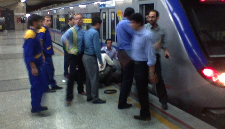 حادثه عجیب در متروی تهران؛ دستتان را لای در نگذارید!