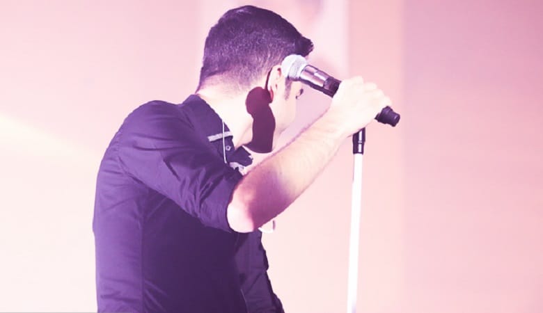 ویدئو/ محسن یگانه وسط کنسرت صدایش گرفت و برنامه را تعطیل کرد!