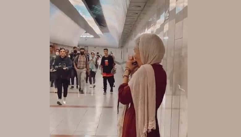 ویدئو/ نوای خاص یک نوازنده خانم در مترو تهران