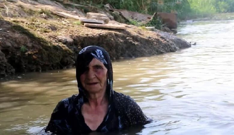 ویدئو/ شیرجه پیرزن ۸۰ساله و شجاع دزفولی در دل رودخانه!