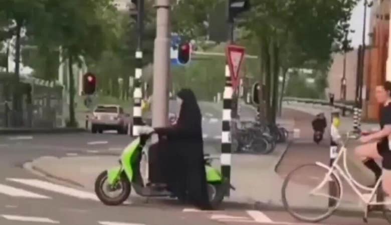 ویدئو/ موتورسواری یک خانم چادری وسط شهر!